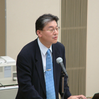 ��q������